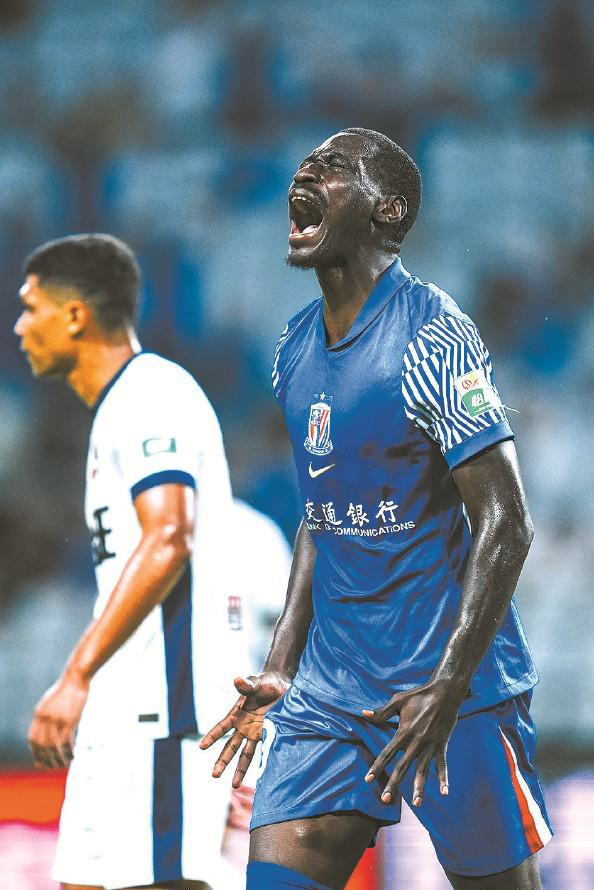 员相互庆祝, 用刘诚宇与, 后卫挡了一 员相互庆祝, 用刘诚宇与, 后卫挡了一