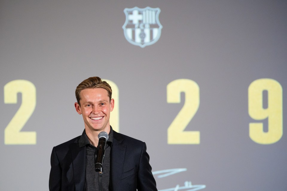 德容在续约, inews